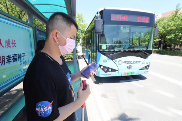 Prvý sprievodcovský autobus v Ningbo je k dispozícii pre zrakovo postihnutých