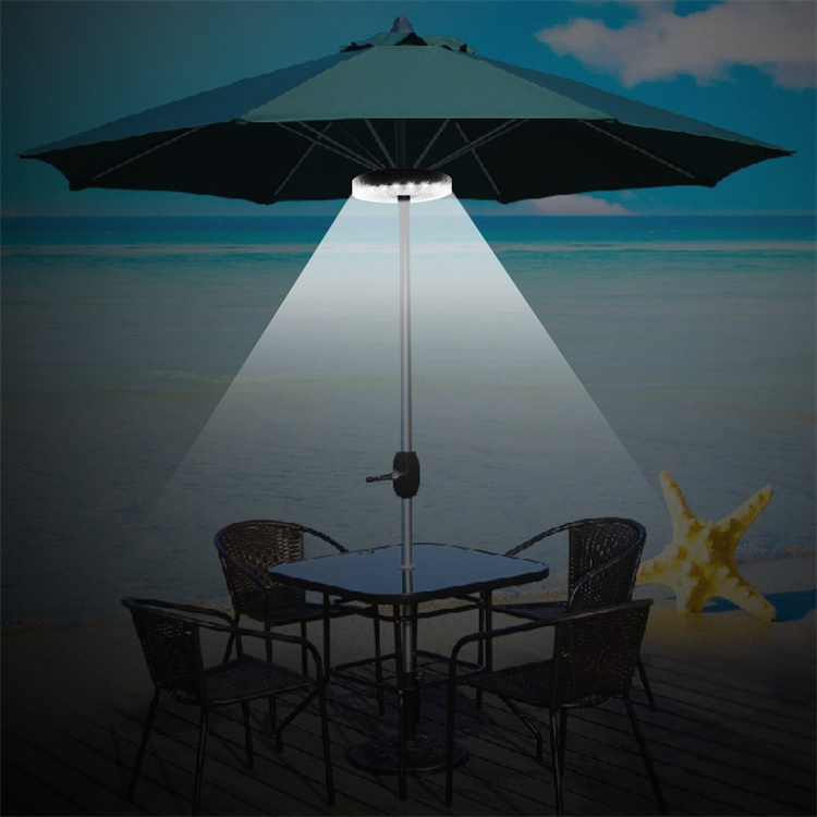Lampa s slnečníkom na nádvorí